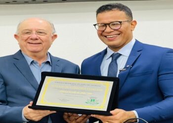 Feira de Santana – Câmara Municipal lotada marca entrega do Título de Cidadão Feirense a Silva Neto