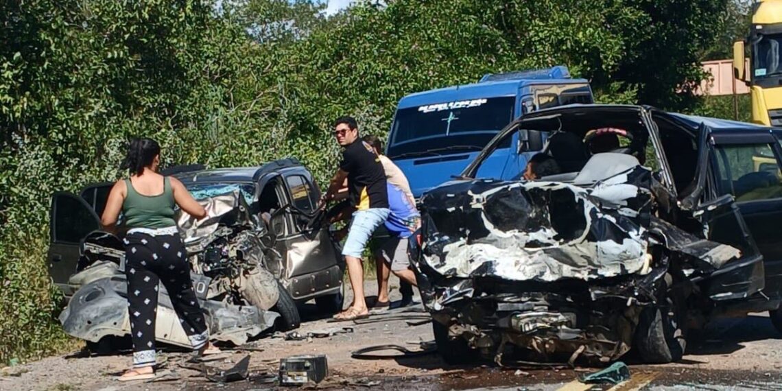 Colisão envolvendo dois carros da Fiat deixa 4 feridos na BR 116 Norte