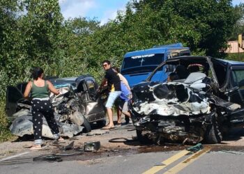 Colisão envolvendo dois carros da Fiat deixa 4 feridos na BR 116 Norte