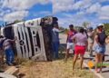 Carreta carregada de mangas que seguia para SP tomba na BA-220