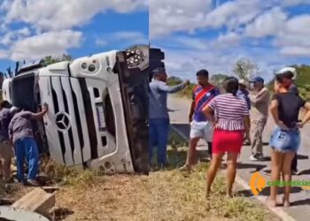 Carreta carregada de mangas que seguia para SP tomba na BA-220