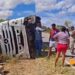 Carreta carregada de mangas que seguia para SP tomba na BA-220
