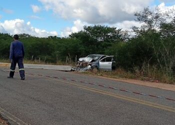 Carro fica destruído após colidir em poste às margens da BA 130