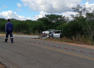 Carro fica destruído após colidir em poste às margens da BA 130