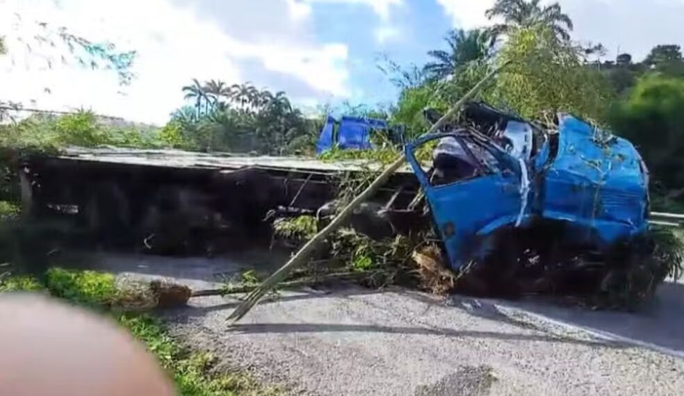 Motorista morre após perder controle de caminhão, ser arremessado e atropelado pelo próprio veículo