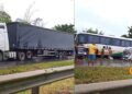 Grave acidente envolvendo ônibus, carreta e carros de passeio deixa trânsito lento na BR-324