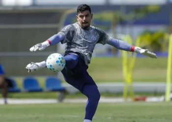 Fora do jogo contra o Botafogo, João Paulo não veste mais a camisa do Bahia; clube não exercerá compra