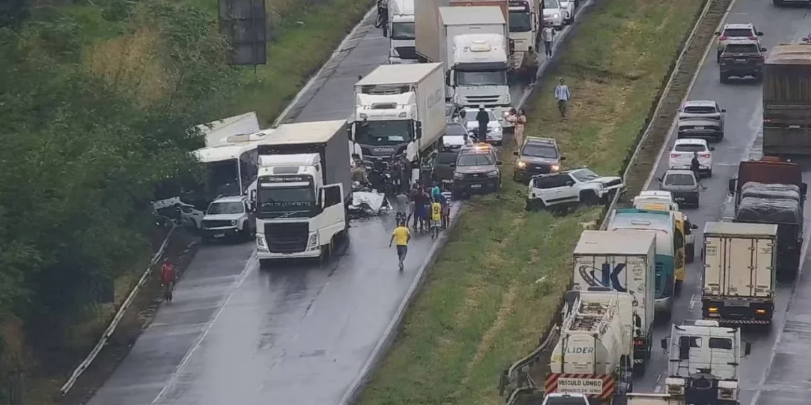 Acidente envolvendo vários veículos na BR 324 não houve registro de óbito