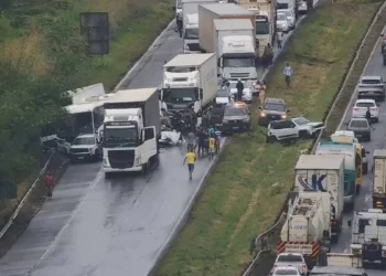Acidente envolvendo vários veículos na BR 324 não houve registro de óbito