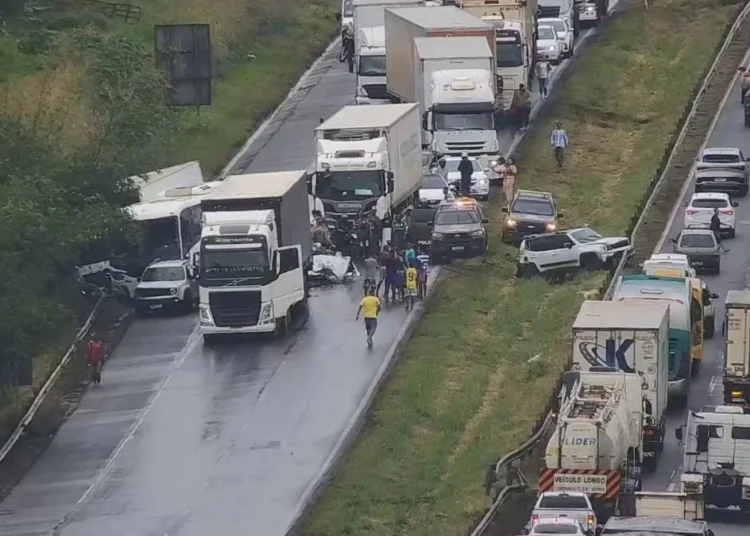 Acidente envolvendo vários veículos na BR 324 não houve registro de óbito