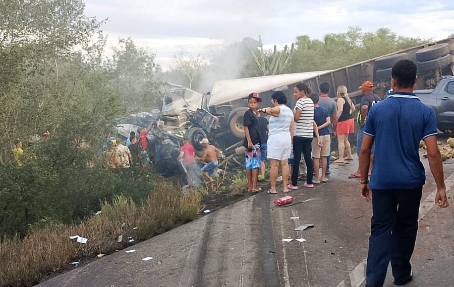 Tragédia na BR-116: número de mortos sobe para 15; van havia sido locada em Conceição do Coité por grupo de Salvador para ir à Amargosa