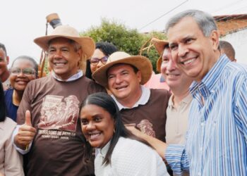 Ao lado do governador, Félix Mendonça Júnior destaca investimentos do estado em educação