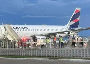 Mulher morre ao cair de escada durante desembarque de avião em SP