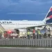 Mulher morre ao cair de escada durante desembarque de avião em SP