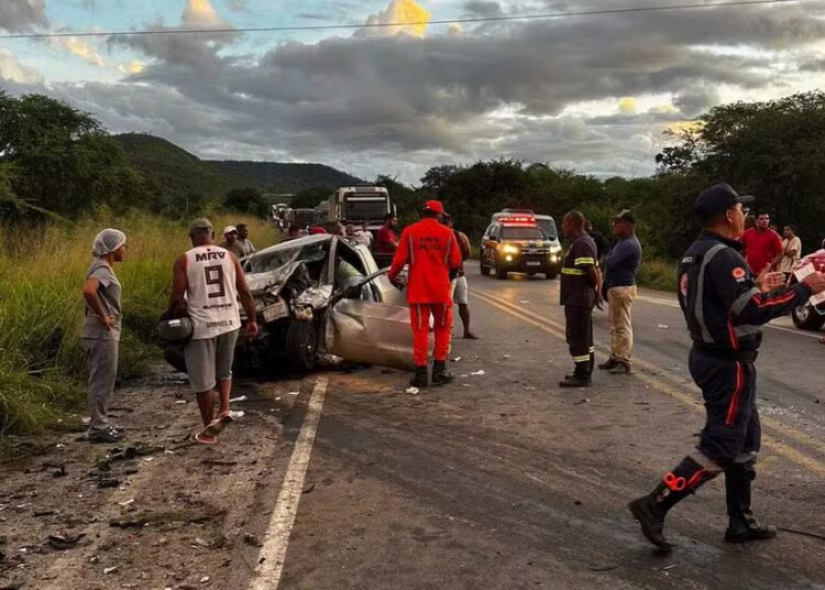 Batida entre van e caminhonete deixa 16 feridos na BR 242