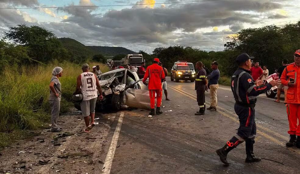 Batida entre van e caminhonete deixa 16 feridos na BR 242