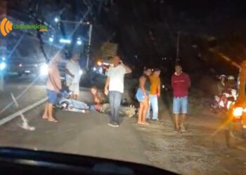 Colisão envolvendo motocicletas deixa três feridos na BR 324, um dos condutores em estado gravíssimo