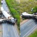 Imagem de drone revela dimensão da tragédia na BR-116 Norte; caminhoneiro morto é identificado