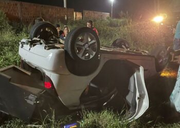 Capotamento na BA 411 deixa duas pessoas feridas na BA 411