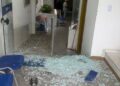 Réu tenta fugir de julgamento e se bate em porta de vidro