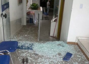 Réu tenta fugir de julgamento e se bate em porta de vidro