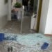 Réu tenta fugir de julgamento e se bate em porta de vidro