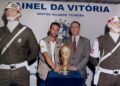 Conheça a história do jornalista baiano que tocou e registrou a taça do penta em Salvador