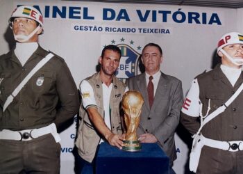 Conheça a história do jornalista baiano que tocou e registrou a taça do penta em Salvador