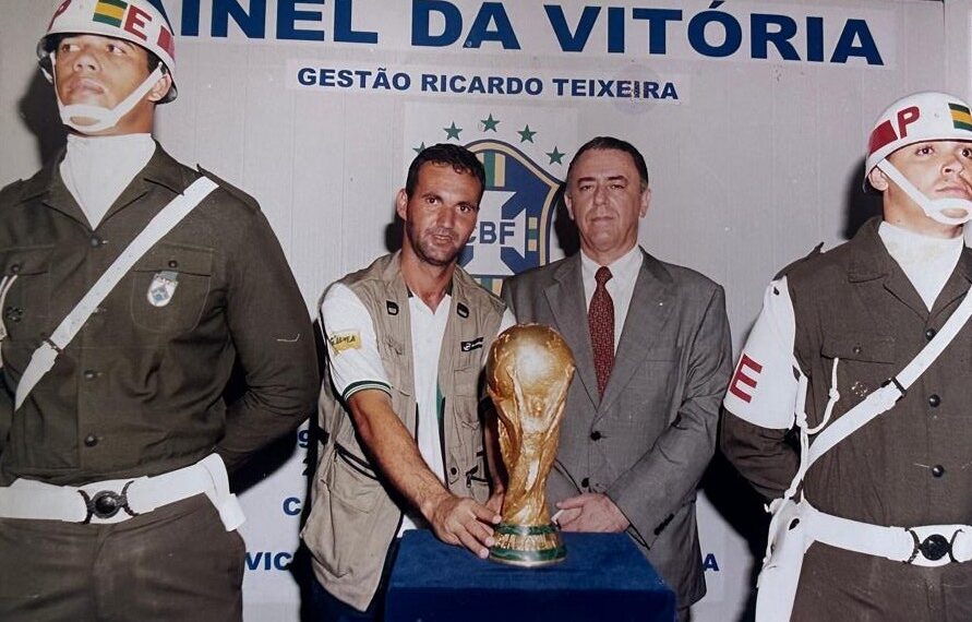 Conheça a história do jornalista baiano que tocou e registrou a taça do penta em Salvador
