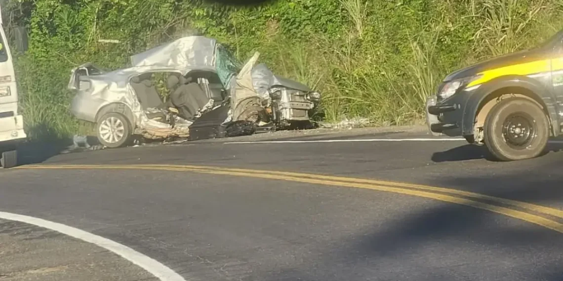 Três ocupantes de um carro morrem após batida com caminhão na BR-110