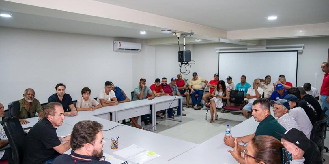 Prefeito Marcelo Araújo se reúne com trabalhadores do Açougue Municipal e discute melhorias para o espaço