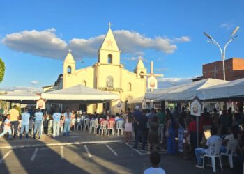 Multidão participa do encerramento dos festejos de Santo Antônio em Retirolândia marcado por missa e procissão