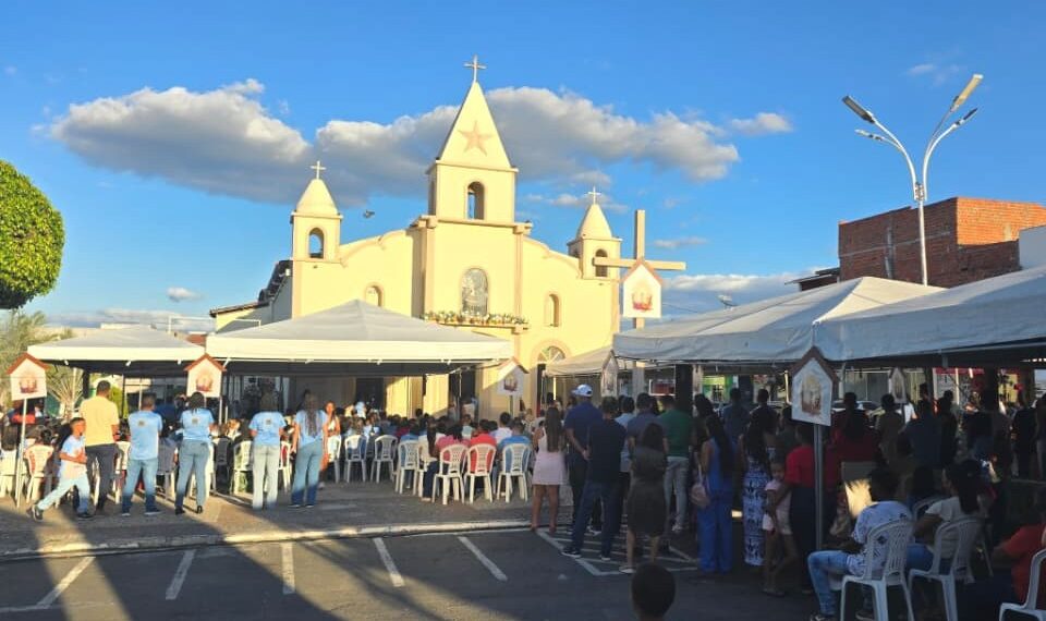 Multidão participa do encerramento dos festejos de Santo Antônio em Retirolândia marcado por missa e procissão