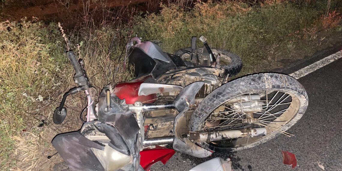 Colisão envolvendo carro e moto deixa uma vítima fatal na BA 120; suposto condutor do Fiat Palio estava visivelmente embriagado