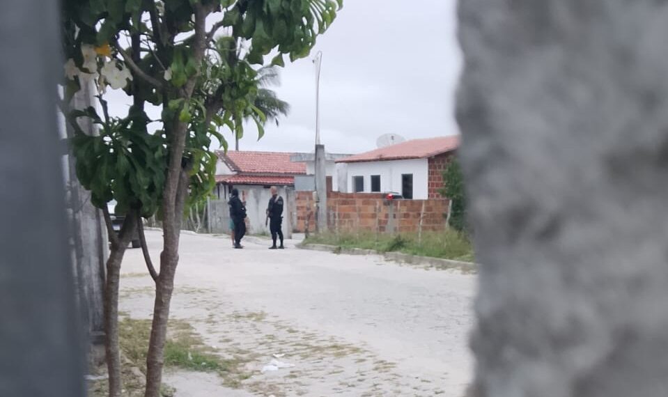 Operação policial termina com suspeito de integrar organização criminosa morto e policial civil ferido em Retirolândia