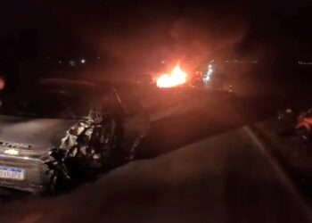 Colisão entre carreta e carro de passeio interdita trecho da BR-407