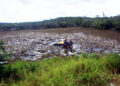 Pá carregadeira cai dentro da represa às margens da BA-052 e deixa uma pessoa ferida