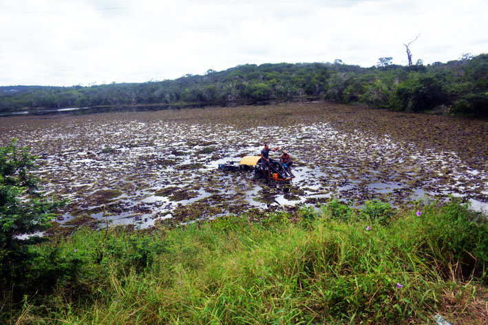 Pá carregadeira cai dentro da represa às margens da BA-052 e deixa uma pessoa ferida
