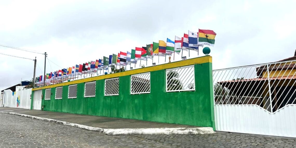 Aposentado mantém tradição e amplia muro de chácara com bandeiras de países participantes da Copa do Mundo
