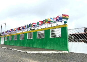 Aposentado mantém tradição e amplia muro de chácara com bandeiras de países participantes da Copa do Mundo