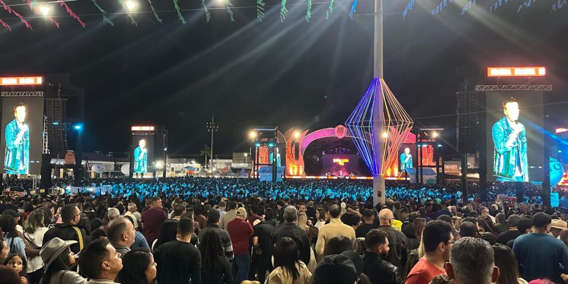 Ana Castela e Michel Teló levam multidão ao delírio na segunda noite do São João do Centenário de Irecê