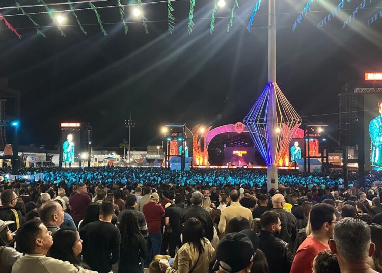 Ana Castela e Michel Teló levam multidão ao delírio na segunda noite do São João do Centenário de Irecê