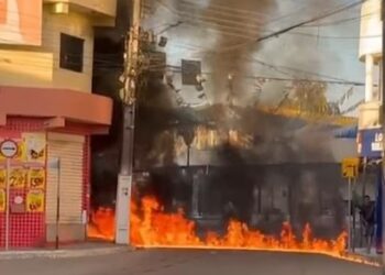 Incêndio de grandes proporções destrói loja de autopeças no centro de Cansanção
