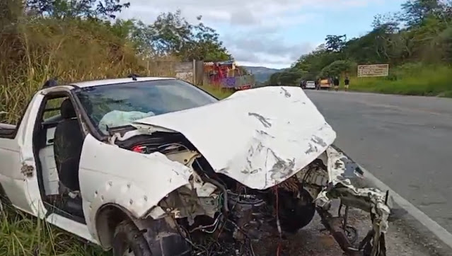 Duas mulheres ficam feridas em colisão envolvendo Strada e carreta na BR 324