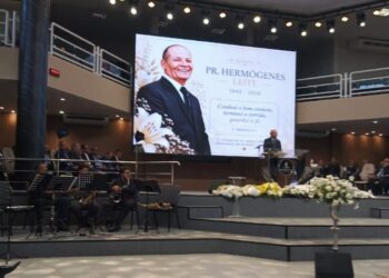 Corpo do pastor Hermógenes Leite é sepultado em Feira de Santana após homenagens em Eunápolis e Santo Estêvão
