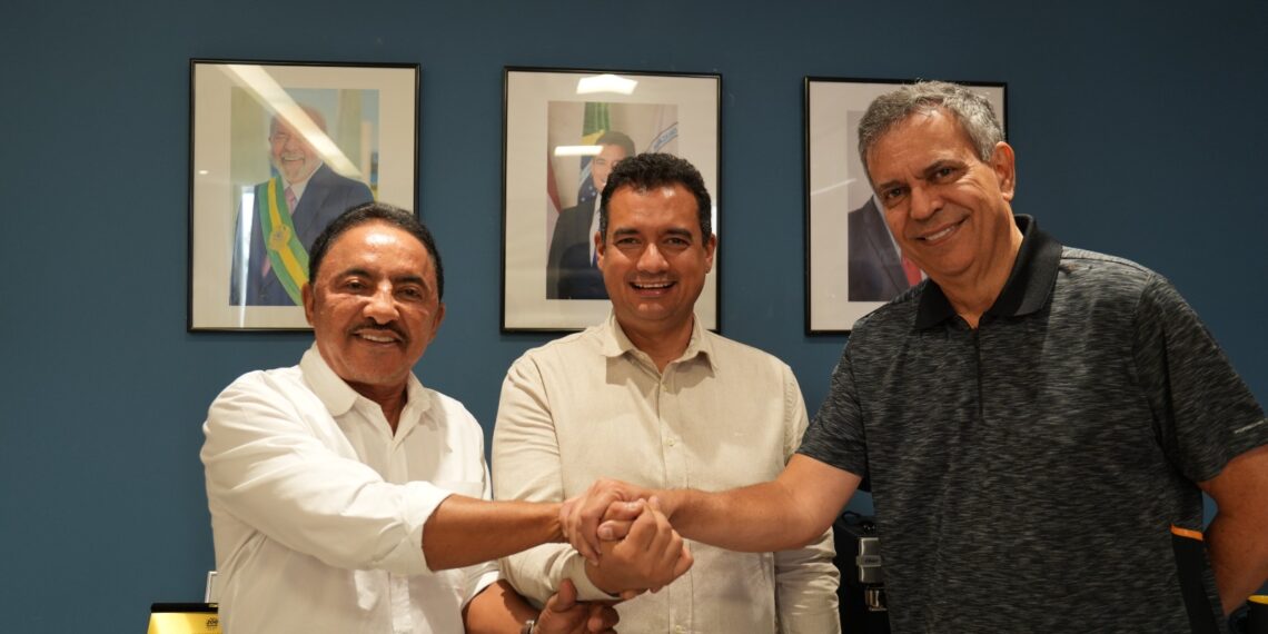 Dobradinha em Juazeiro: Roberto Carlos declara apoio a Félix Mendonça e o apresenta prefeito