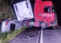Esposa morre e policial militar fica gravemente ferido após batida entre carro e carreta na BR 101