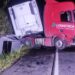 Esposa morre e policial militar fica gravemente ferido após batida entre carro e carreta na BR 101