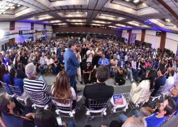 Em evento lotado, ACM Neto diz que vereadores terão canal direto para apresentar demandas na Bahia: “Vão ter vez e voz”