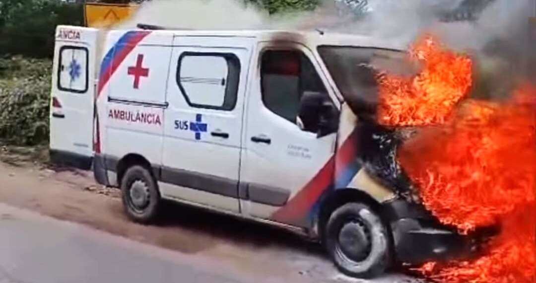 Ambulância é consumida pelo fogo quando trafegava pela BR 116 Norte